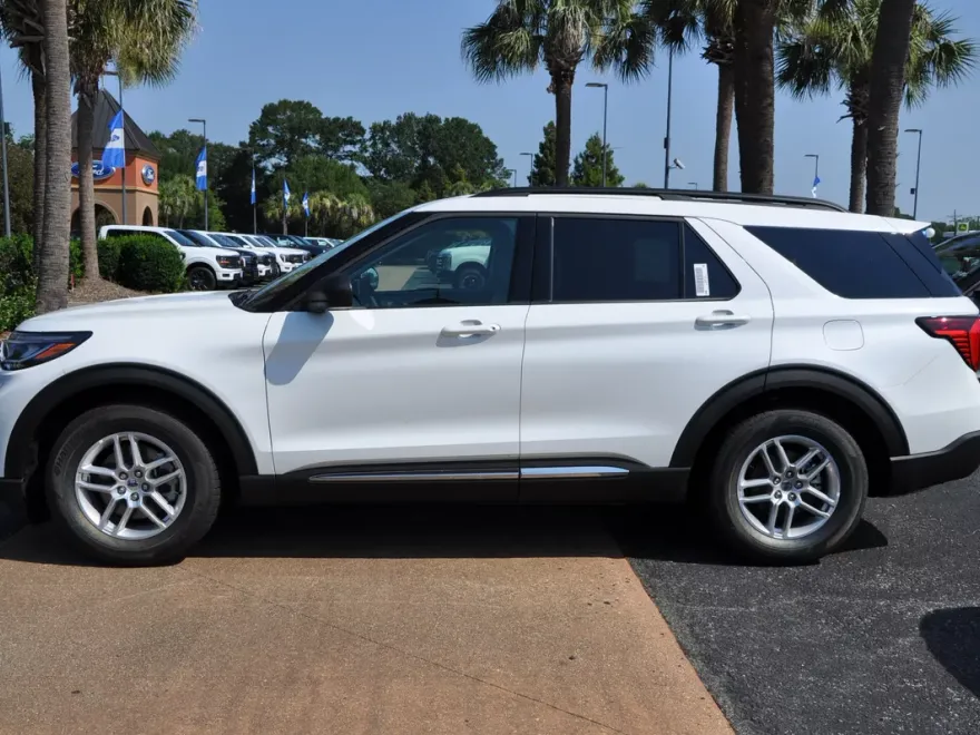 2025 Ford Explorer photo 1