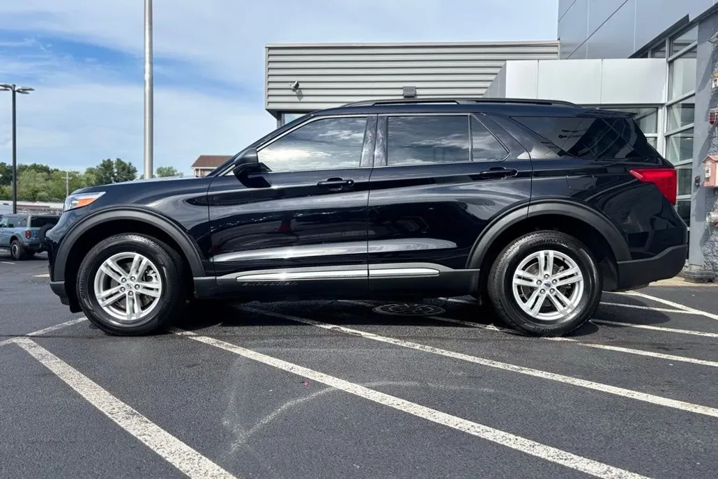 2023 Ford Explorer XLT photo 1