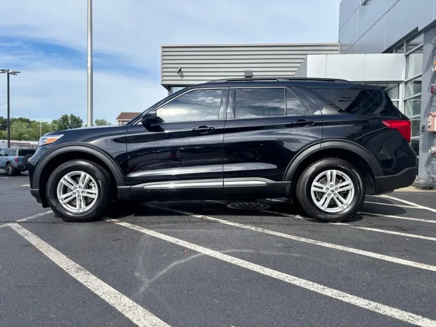 2023 Ford Explorer XLT photo 1