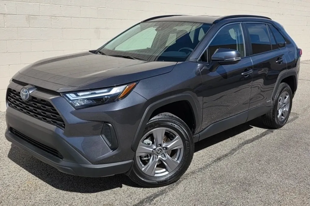 2024 Toyota RAV4 Hybrid XLE photo 1