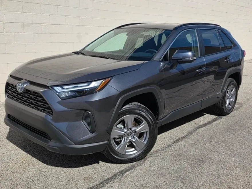 2024 Toyota RAV4 Hybrid XLE photo 1