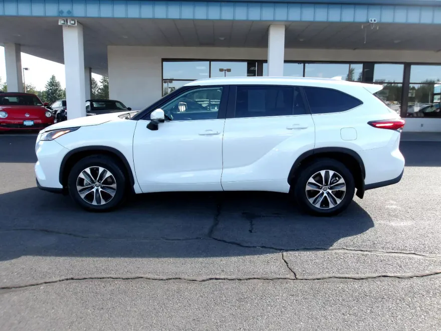 2023 Toyota Highlander XLE photo 1