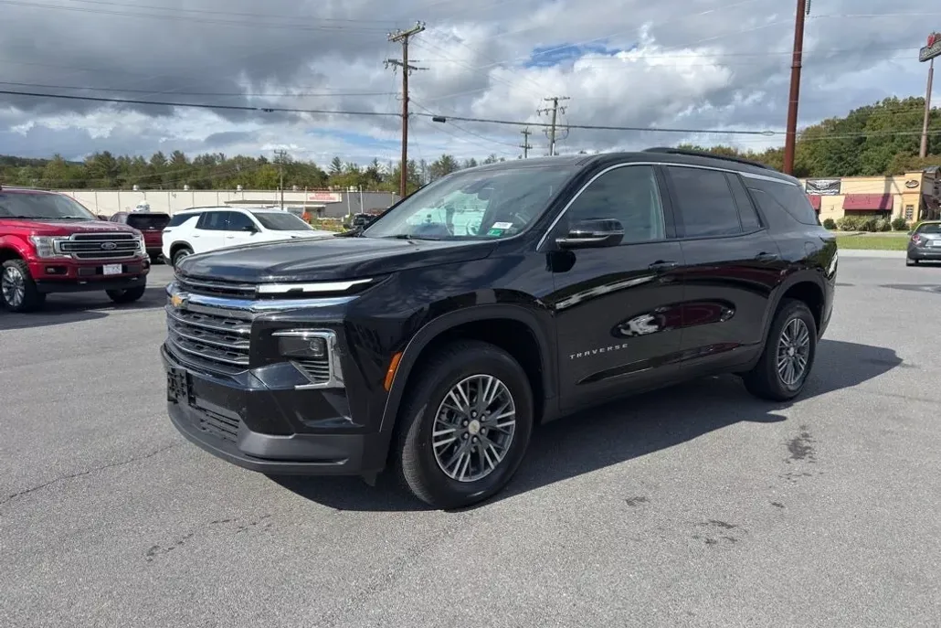 2025 Chevrolet Traverse 2LT photo 1