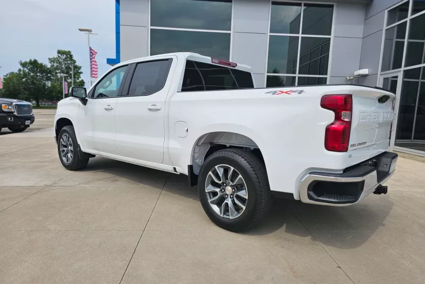 2026 Chevrolet Silverado 1500 LT photo 1