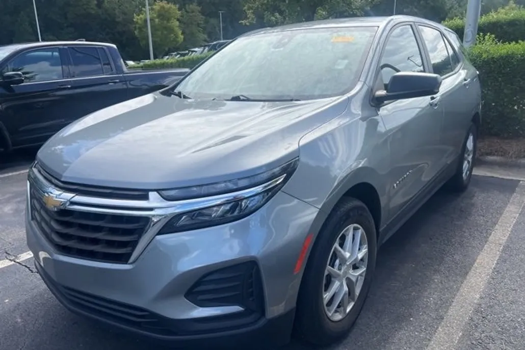 2023 Chevrolet Equinox LS photo 1