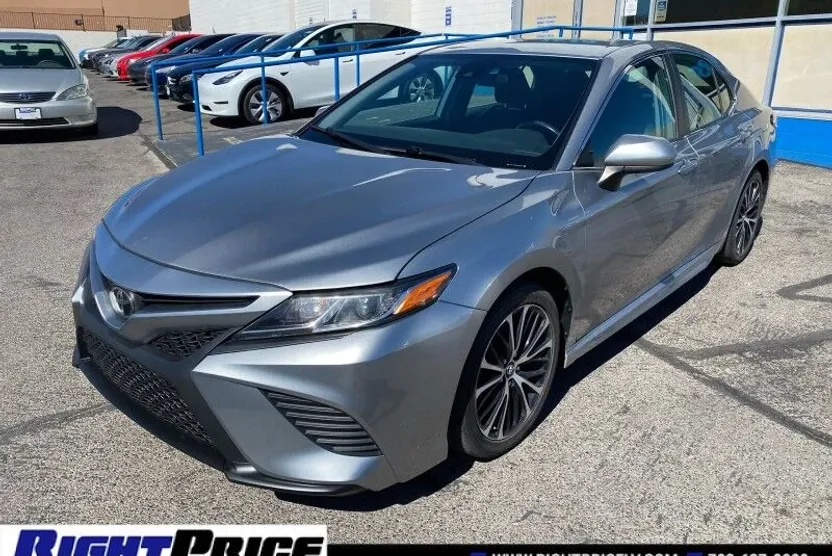 2019 Toyota Camry XLE photo 1