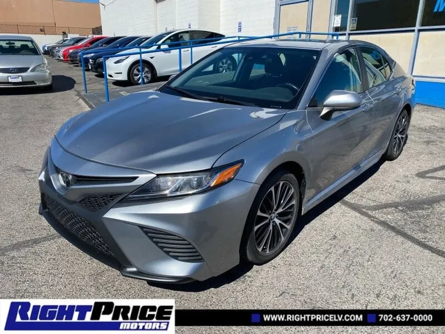 2019 Toyota Camry XLE photo 1