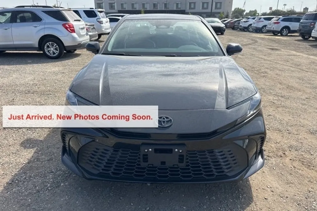 2025 Toyota Camry SE photo 1