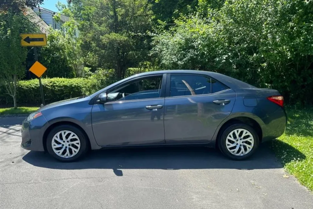 2018 Toyota Corolla LE photo 1