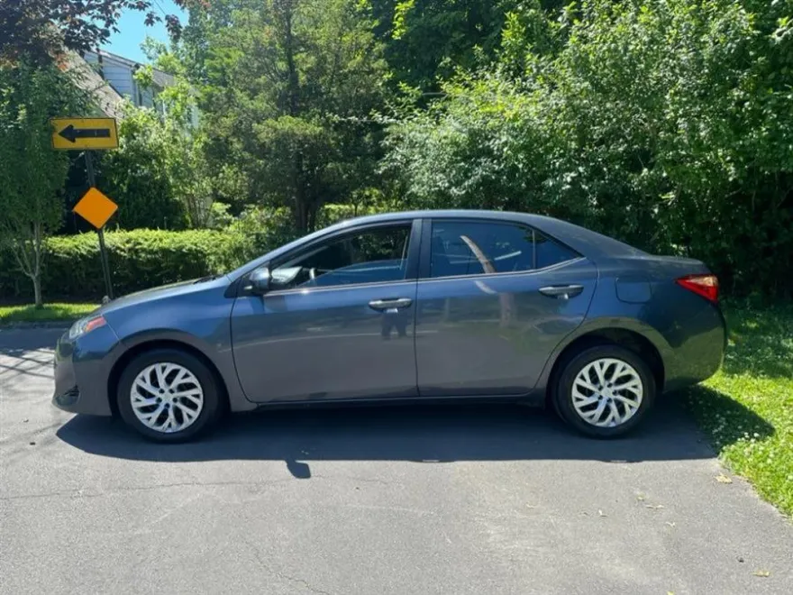 2018 Toyota Corolla LE photo 1