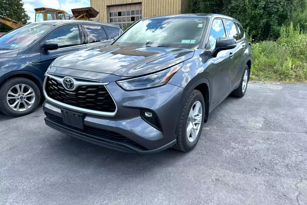 2022 Toyota Highlander LE photo 1