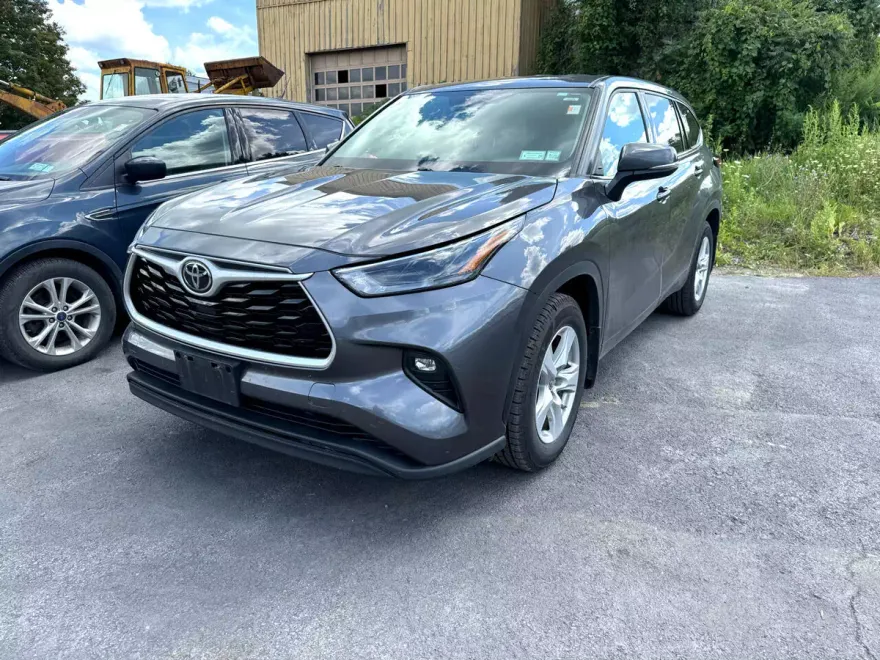 2022 Toyota Highlander LE photo 1