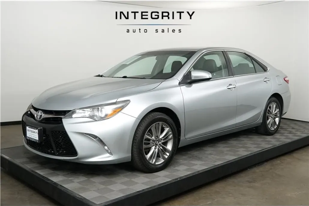 2017 Toyota Camry SE photo 1