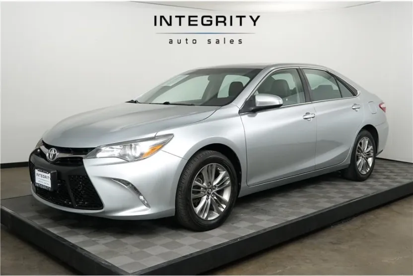 2017 Toyota Camry SE photo 1