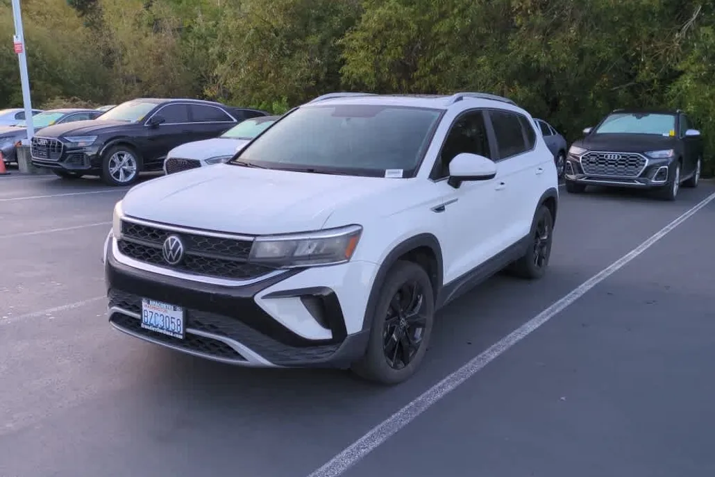 2022 Volkswagen Taos SE photo 1