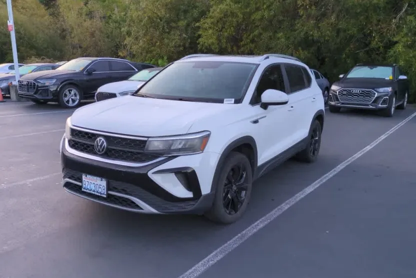 2022 Volkswagen Taos SE photo 1
