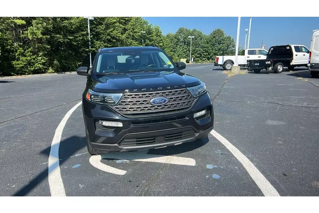 2021 Ford Explorer XLT photo 1