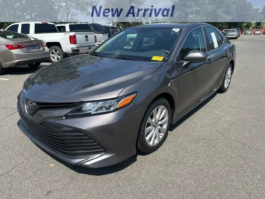 2019 Toyota Camry LE photo 1