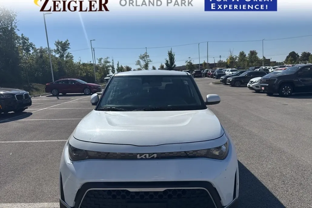 2023 Kia Soul LX photo 1