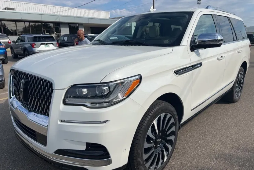2023 Lincoln Navigator Black Label photo 1