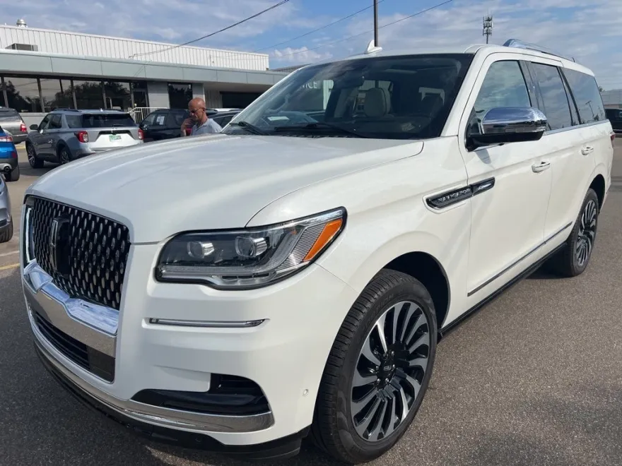 2023 Lincoln Navigator Black Label photo 1