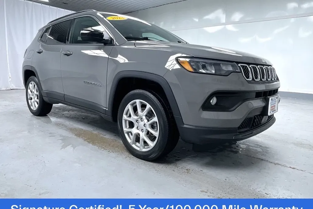 2023 Jeep Compass Latitude Lux photo 1