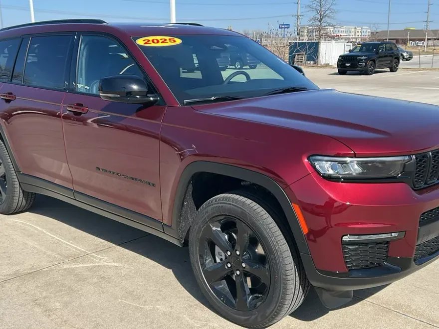 2025 Jeep Grand Cherokee Limited photo 1