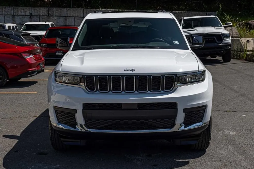 2025 Jeep Grand Cherokee Laredo photo 1