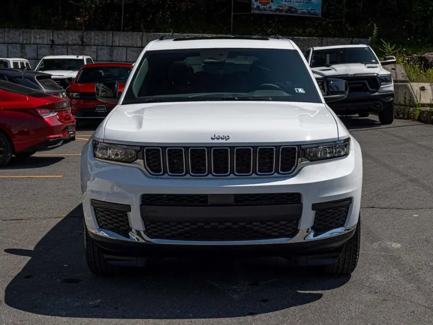 2025 Jeep Grand Cherokee Laredo photo 1