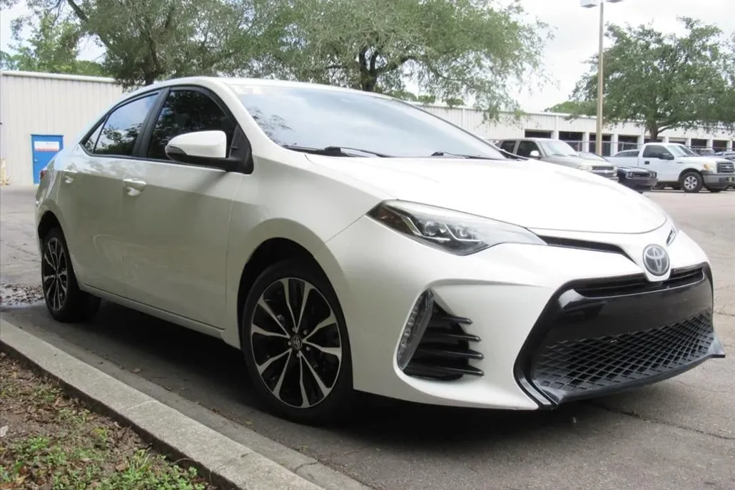 2017 Toyota Corolla SE photo 1