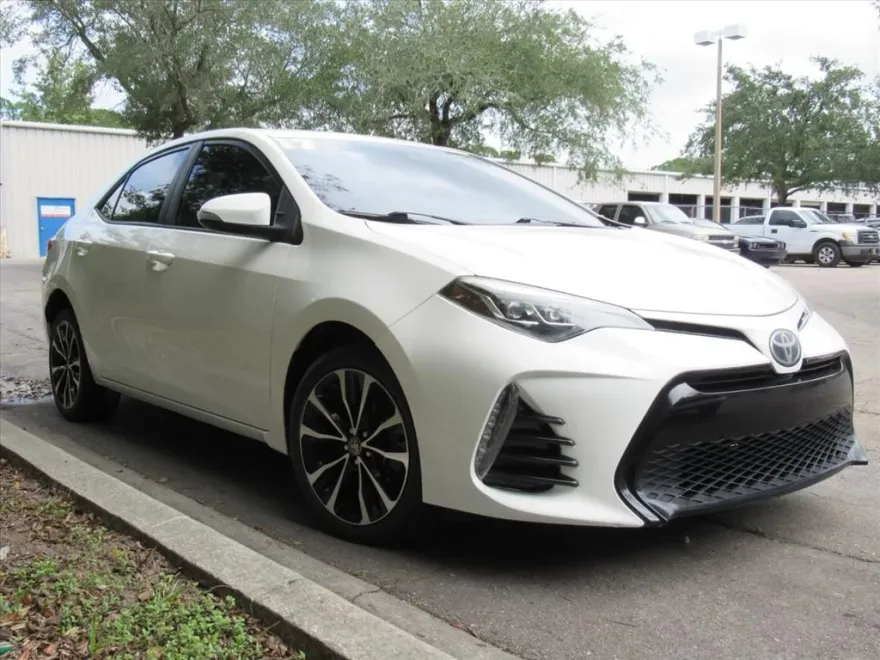 2017 Toyota Corolla SE photo 1