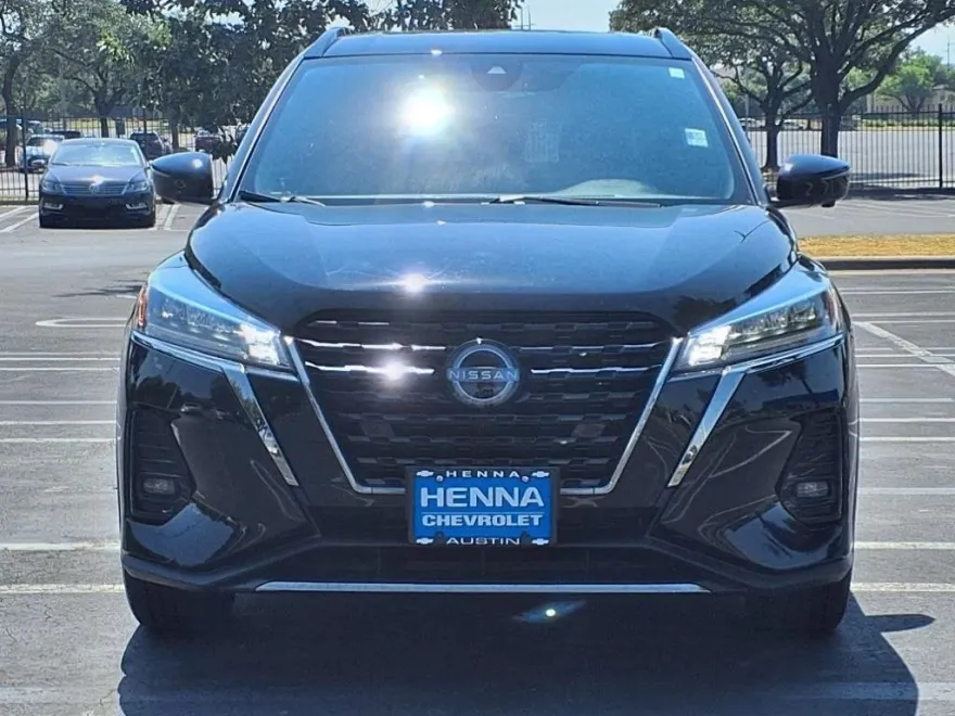 2023 Nissan Kicks SR photo 1