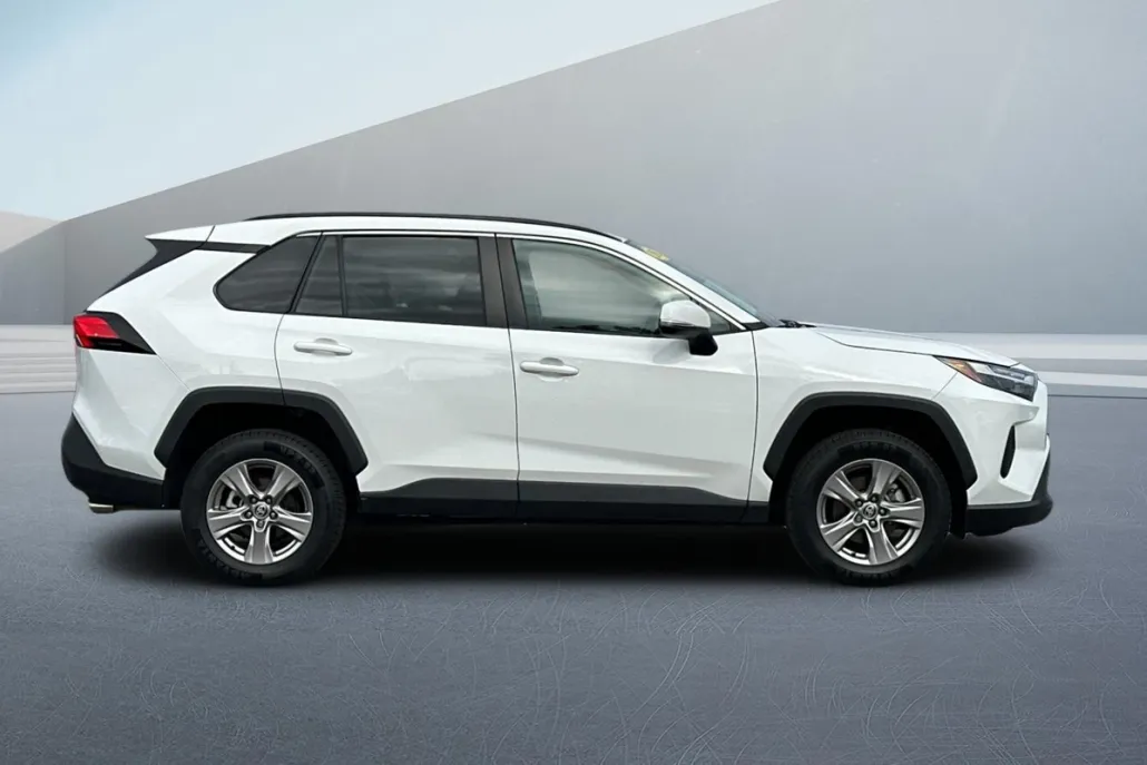 2023 Toyota RAV4 XLE photo 1
