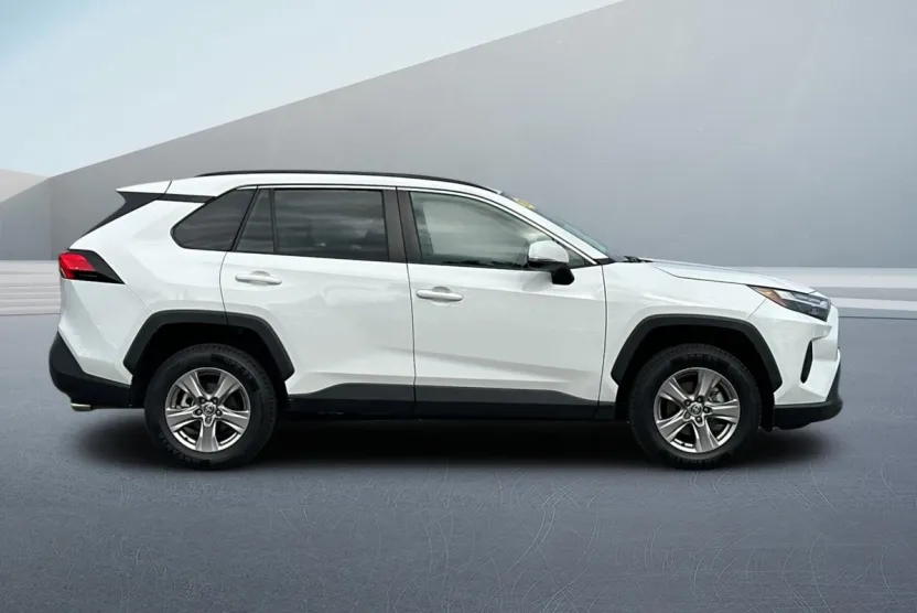 2023 Toyota RAV4 XLE photo 1