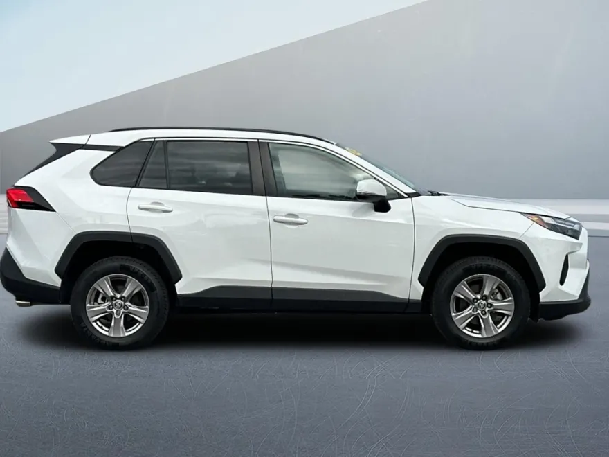 2023 Toyota RAV4 XLE photo 1