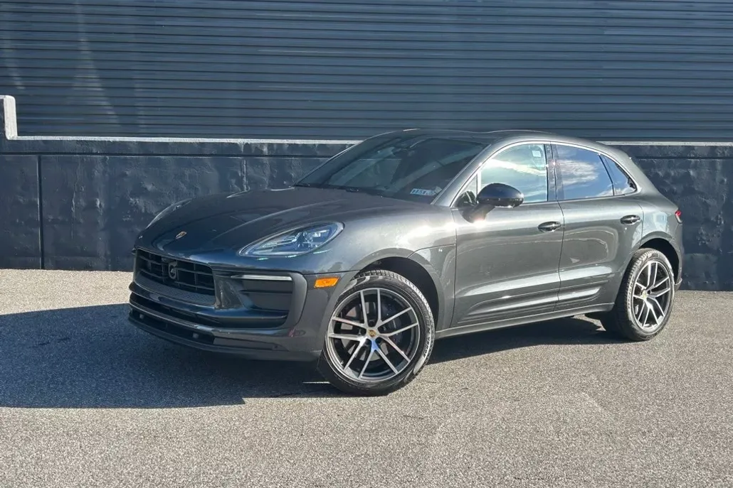 2025 Porsche Macan photo 1