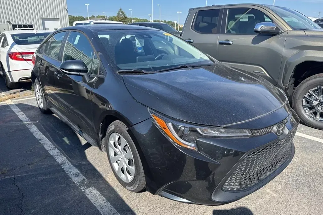 2022 Toyota Corolla LE photo 1