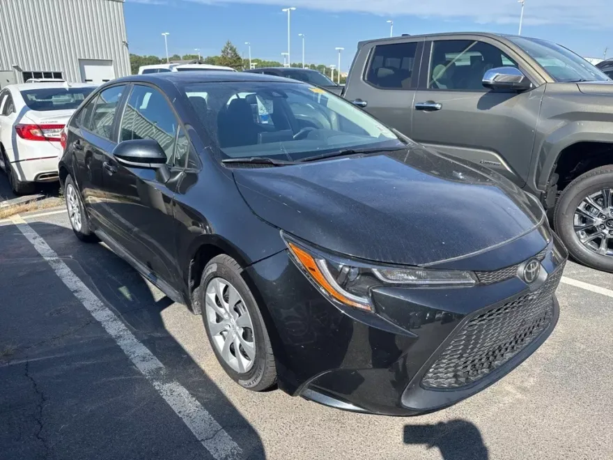 2022 Toyota Corolla LE photo 1