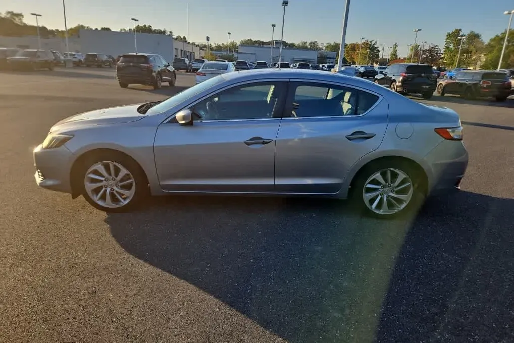 2017 Acura ILX Base photo 1