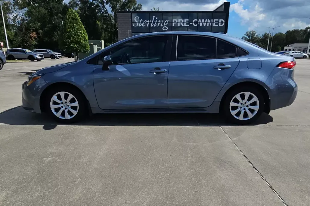 2020 Toyota Corolla LE photo 1