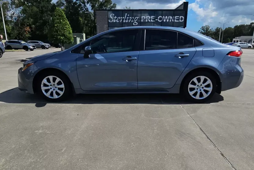 2020 Toyota Corolla LE photo 1