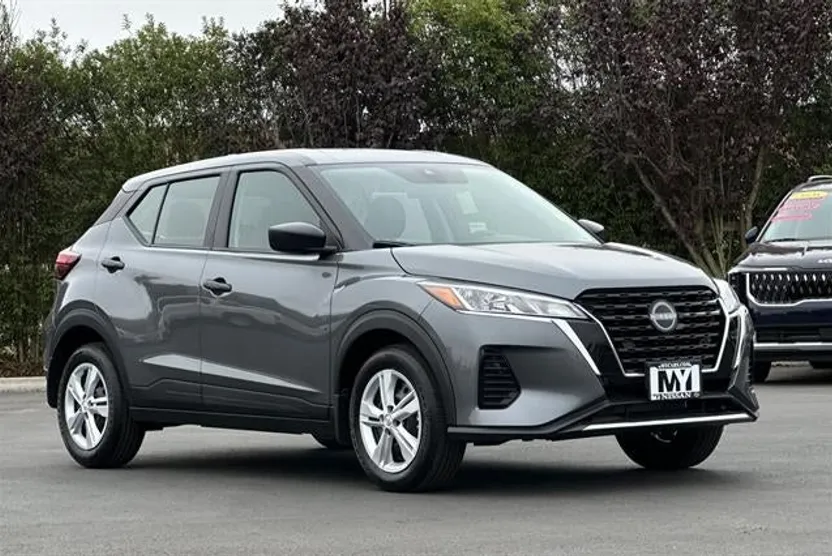 2025 Nissan Kicks Play S photo 1