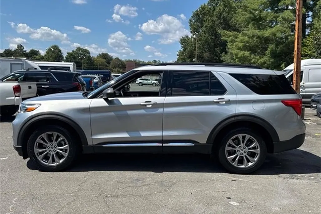 2020 Ford Explorer XLT photo 1