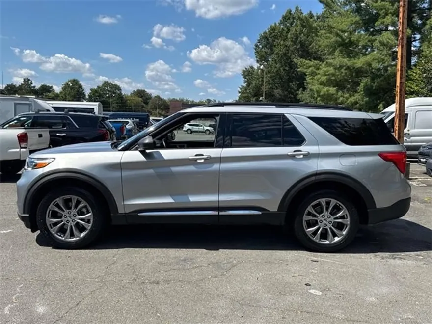 2020 Ford Explorer XLT photo 1