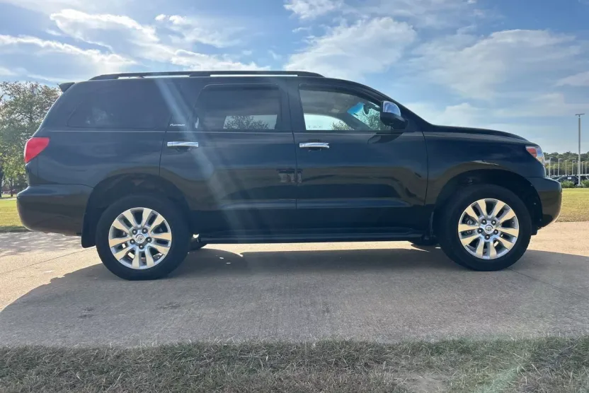 2017 Toyota Sequoia Platinum photo 1