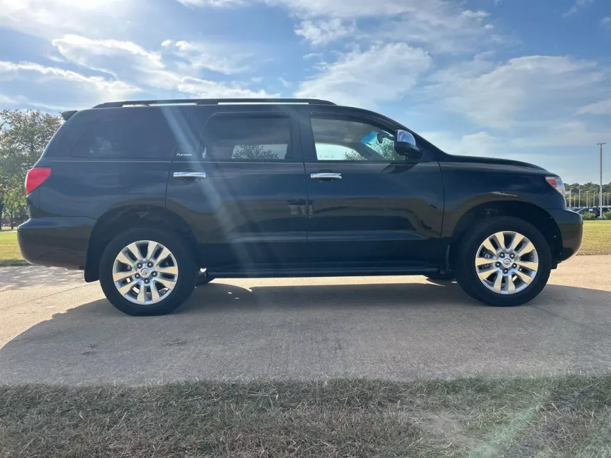 2017 Toyota Sequoia Platinum photo 1