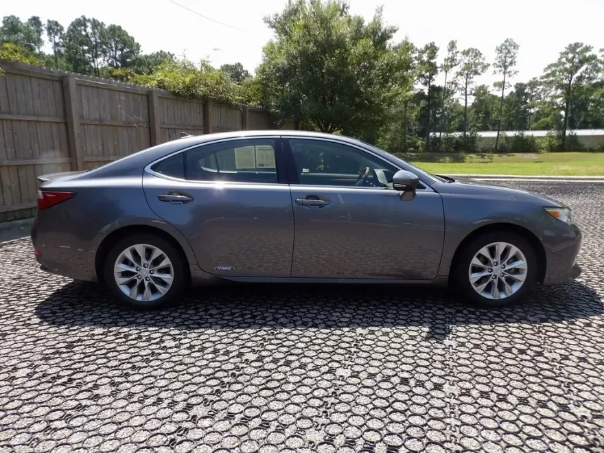 2014 Lexus ES 300h photo 1