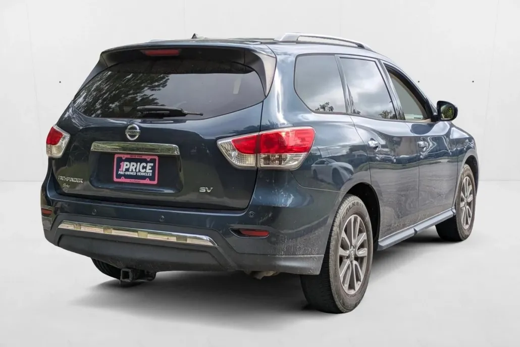 2015 Nissan Pathfinder SV photo 1