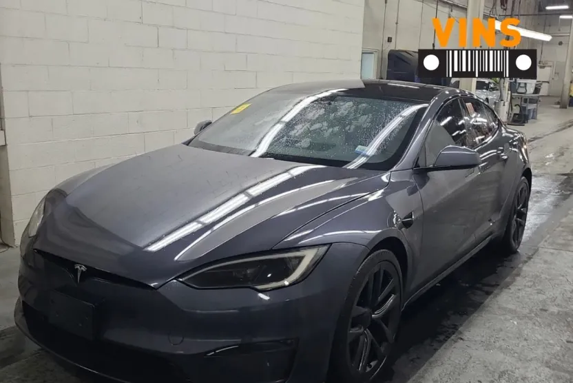 2022 Tesla Model S Plaid photo 1