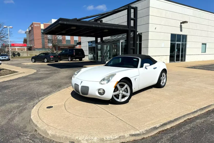 2009 Pontiac Solstice Base photo 1
